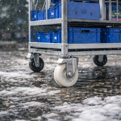 Koła do pracy w wilgoci i na zewnątrz: jak dobrać materiał i łożyskowanie?