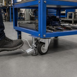 Stopy blokujące – jak unieruchomić wózek transportowy bez klasycznego hamulca?